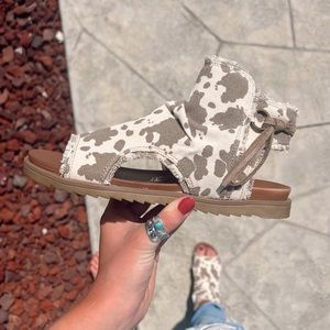 NEW NIB Very G Libra Tan Cow Animal Print Tassel Zip Western Sandals Shoes